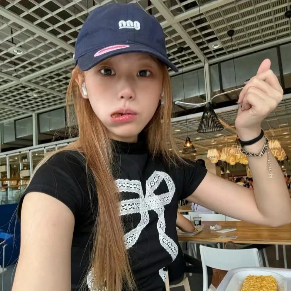 跳舞的红色公交